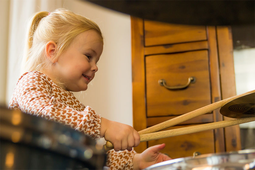 Kleines Mädchen am Schlagzeug