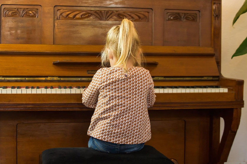 Kleines Mädchen am Klavier 