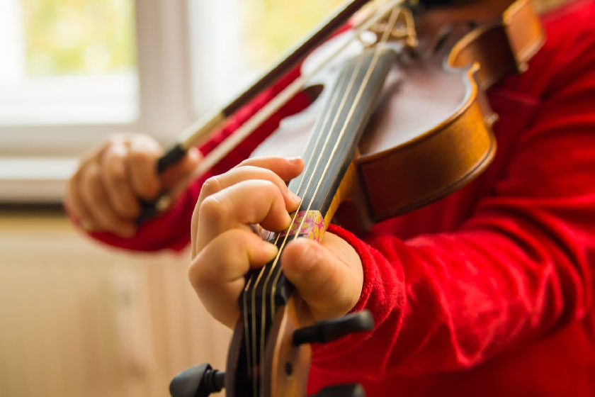 Nahaufnahme von Kind beim Geige spielen